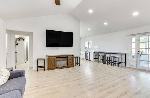 Overland Trail House | Pool, Basketball + BBQ! Glendale Group Getaway