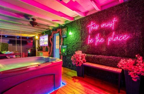 Scottsdale Estates Six House | Poolside Nights & Neon Vibes! Scottsdale Escape