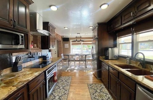 Kanab House | Prime Kanab Location: 2 Homes, Gym—Large Yard w/Hot Tub, Sleeps 18+, Near Parks