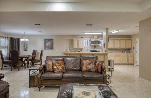 Pharr House | Private Fenced Backyard Pet Friendly Mins to Malls