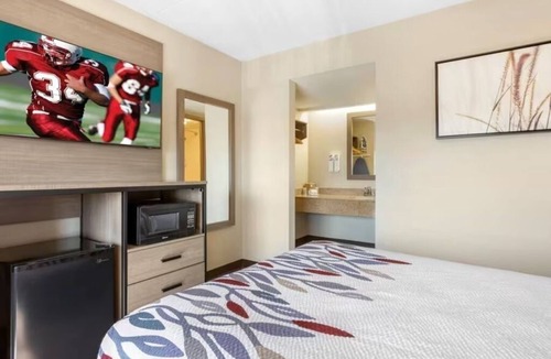 Tucson Hotel | Private Room w/Refrigerator + Microwave Close to Tucson Spectrum Mall