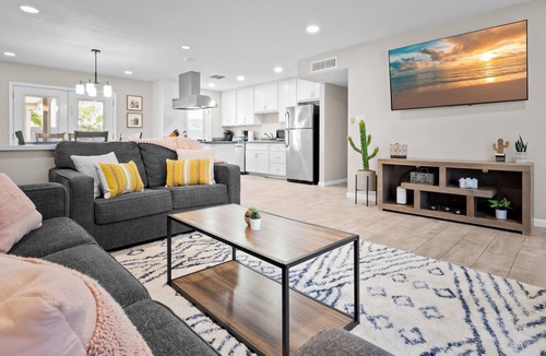 Cox Heights House | PuttPutt, Outdoor TVs & BBQ Bar, Pool & Spa! 5 mins from Old Town!