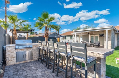 Cox Heights House | PuttPutt, Outdoor TVs & BBQ Bar, Pool & Spa! 5 mins from Old Town!