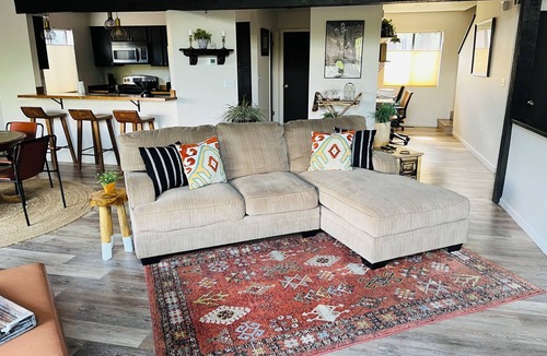 Flagstaff House | Quaint and Quiet Townhouse in Continental Country Club