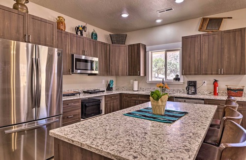 Kanab House | Quiet Kanab Home w/Panoramic Views & Porch!