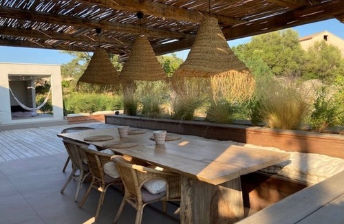 Cirendinu Villa | Recent architect-designed house, 5-minutes walk from Capicciola beach, sleeps 11