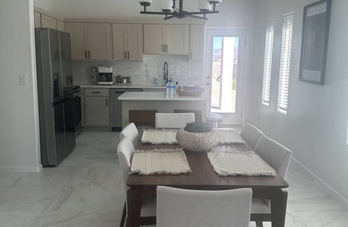Las Cruces House | Red Hawk Golf Courses. Spacious 4-bedroom house in beautiful Las Cruces with AC.