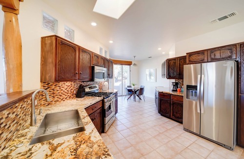 West Sedona House | Red Rock Mtn View & Fire Pit: Central Sedona Home!