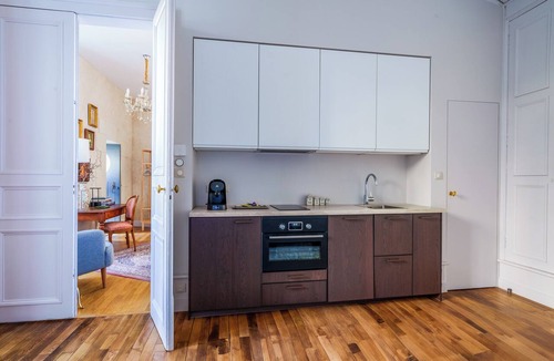 Cathedrale Apartment | Refined Apartment with Cathedral View and Garden