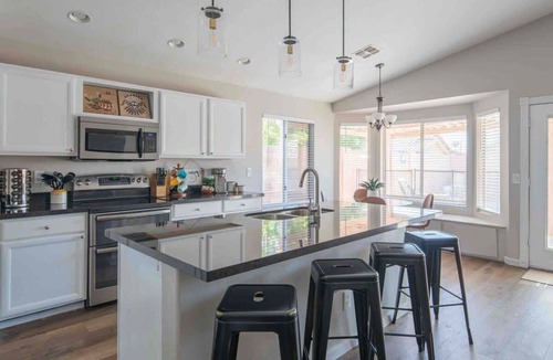 Peoria House | Relax and Unwind GatedPool Sleeps9 Family Fave