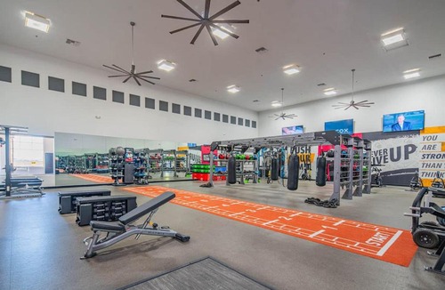 Glendale Sports and Entertainment District Apartment | Relaxed 2BD King Bed Pool, Hot Tub, Gym, Parking