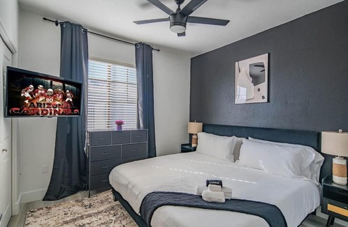Glendale Sports and Entertainment District Apartment | Relaxed 2BD King Bed Pool, Hot Tub, Gym, Parking