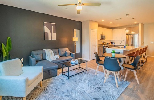 Orange Heights Apartment | Relaxing 1BR Apartment in Uptown Biltmore with Gym Pool and Parking