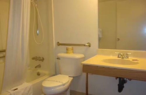 Lake Havasu City Hotel | Relaxing Escape Close to Windsor Beach & London Bridge, w/Free Parking