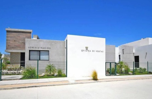 La Paz House | Relaxing Gated Retreat, Pool communal