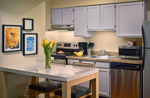 Tucson Hotel | Relaxing King Stay w/Free Breakfast, Outdoor Pool & Gym | Pet-friendly!