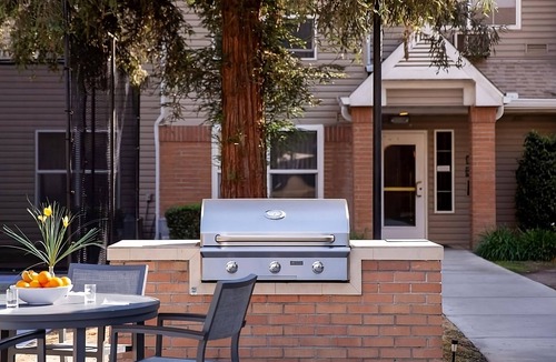 Tucson Hotel | Relaxing King Stay w/Free Breakfast, Outdoor Pool & Gym | Pet-friendly!