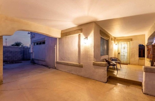 Camelback East House | Remodeled 2BR Central PHX Gem w/Free Parking