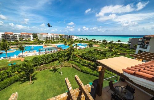 Puerto Juarez Apartment | Resort-Style Pool & Private Beach with Ocean View