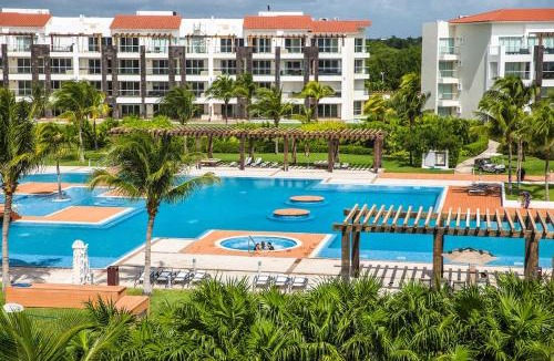 Puerto Juarez Apartment | Resort-Style Pool & Private Beach with Ocean View