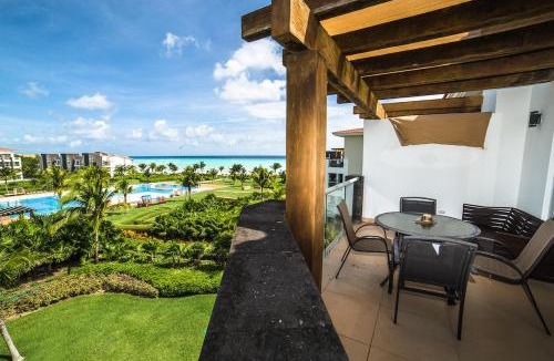 Puerto Juarez Apartment | Resort-Style Pool & Private Beach with Ocean View