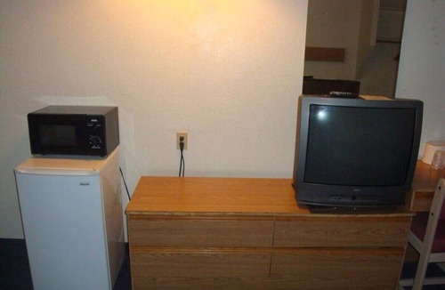 Lake Havasu City Hotel | Restful Room w/Kitchenette & Free Parking, Near London Bridge & Windsor Beach
