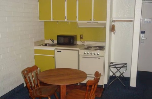 Lake Havasu City Hotel | Restful Room w/Kitchenette & Free Parking, Near London Bridge & Windsor Beach