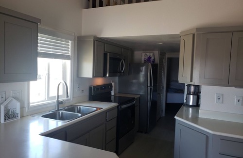 Ehrenberg Cabin | River Tiny Home~Private Beach Pool/Spa/Gym watercraft launch, clubhouse. Relax!