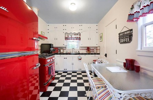 Prescott House | Romantic Escape+Close Walk To Town+Hot Tub+Pets OK