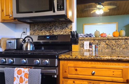 Crestline Cabin | Romantic, Pet-Friendly Cabin. 5-min walk to Lake. 2 BBQ + 2 Decks + Fire Pit/EV