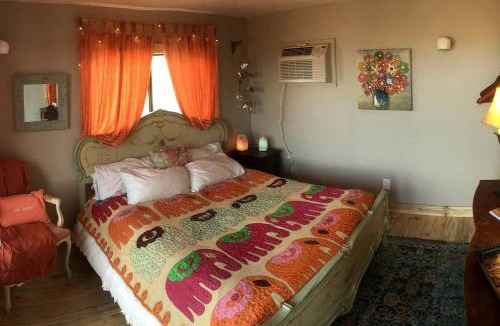 Yucca Valley House | Romantic Yucca Valley Cabin with Hot Tub