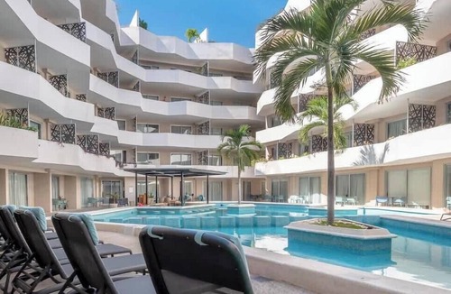 Downtown Condo | Rooftop Pool Condo Steps from 5th Avenue