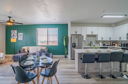 Glendale Sports and Entertainment District Apartment | ROVE LIVING/KB - Zone Westgate