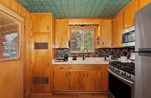 Whispering Forest Cabin | Sasquatch Cottage: Fun & Enchanting Sasquatch Themed Cabin! Flat Driveway! Wifi! BBQ!