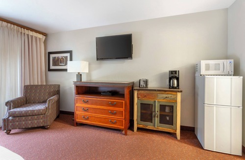 Kohls Ranch Apartment | Scenic Hideaway with Pool, Fitness Center, & Mountain Views