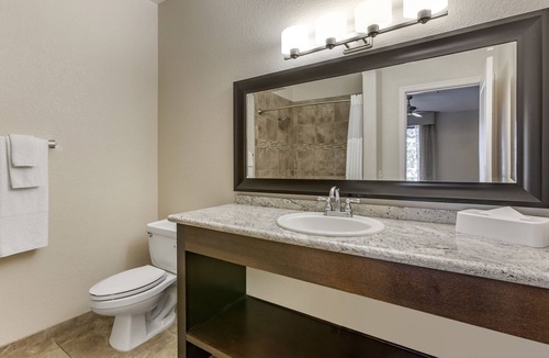 Scottsdale Links Resort | Scottsdale Links Resort-2 BEDROOM 1 KING 1 QUEEN SUITE HEARING ACCESSIBLE