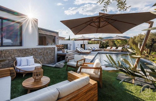 Cirendinu House | Sea view villa with swimming pool just a stone's throw from the beach!