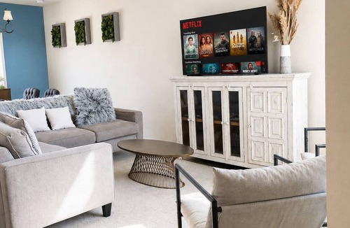 Alhambra House | Serene 4-bedroom house with AC in vibrant Phoenix