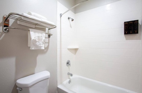Sedona Hotel | Serene Sedona Queens retreat with Fireplace - Cozy Escape for Families & Friend