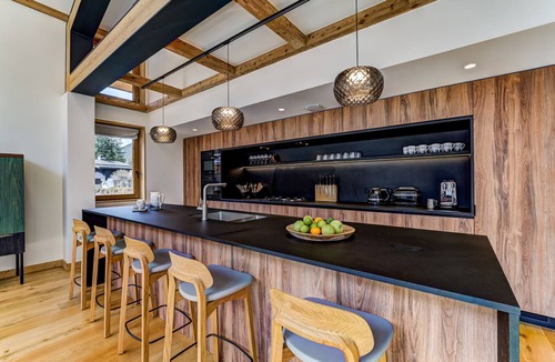 Chamonix-Mont-Blanc Ski Chalet | Serviced 6BR Luxury Chalet with Hot Tub & Views