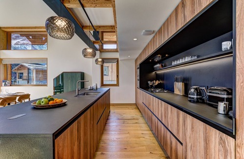 Chamonix-Mont-Blanc Ski Chalet | Serviced 6BR Luxury Chalet with Hot Tub & Views