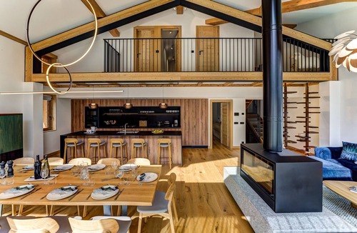 Chamonix-Mont-Blanc Ski Chalet | Serviced 6BR Luxury Chalet with Hot Tub & Views