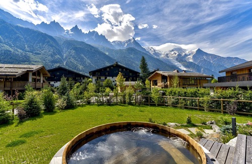 Chamonix-Mont-Blanc Ski Chalet | Serviced 6BR Luxury Chalet with Hot Tub & Views