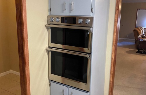 Mountain Club House | Single Story Chic' One mile from Downtown, with Tesla 220v Outlet in Garage