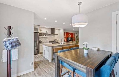Southside House | Sleek Chic Mountain Retreat with Loft Studio | HOT TUB | Walk to Downtown & NAU