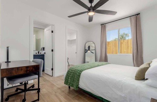 Peter Howell House | Soorya Guest House 2Bed 2BA Close to UofA