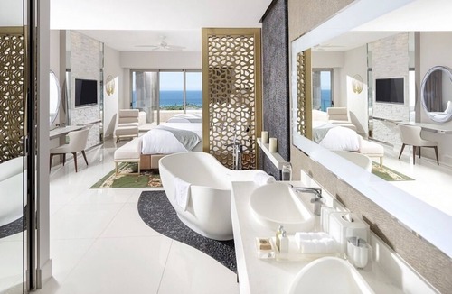 Cabo San Lucas Resort | Spacious 3Bed Oceanfront Suite, with Jacuzzi, Kitchen, and Butler. Garza Blanca