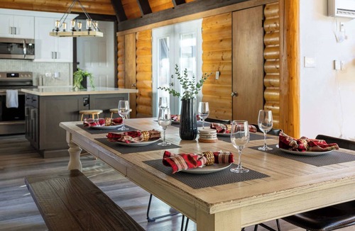 Munds Park House | Spacious 4BR Cabin with a Hot Tub
