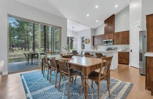 Williams House | Spacious 5BR Home with Studio & Hot Tub