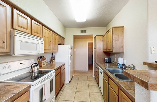 Tucson Condo | Spacious condo in central location with mountain views, pool & gym